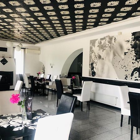 Hotel OP-ART Étterem és Panzió Monor Esterno foto