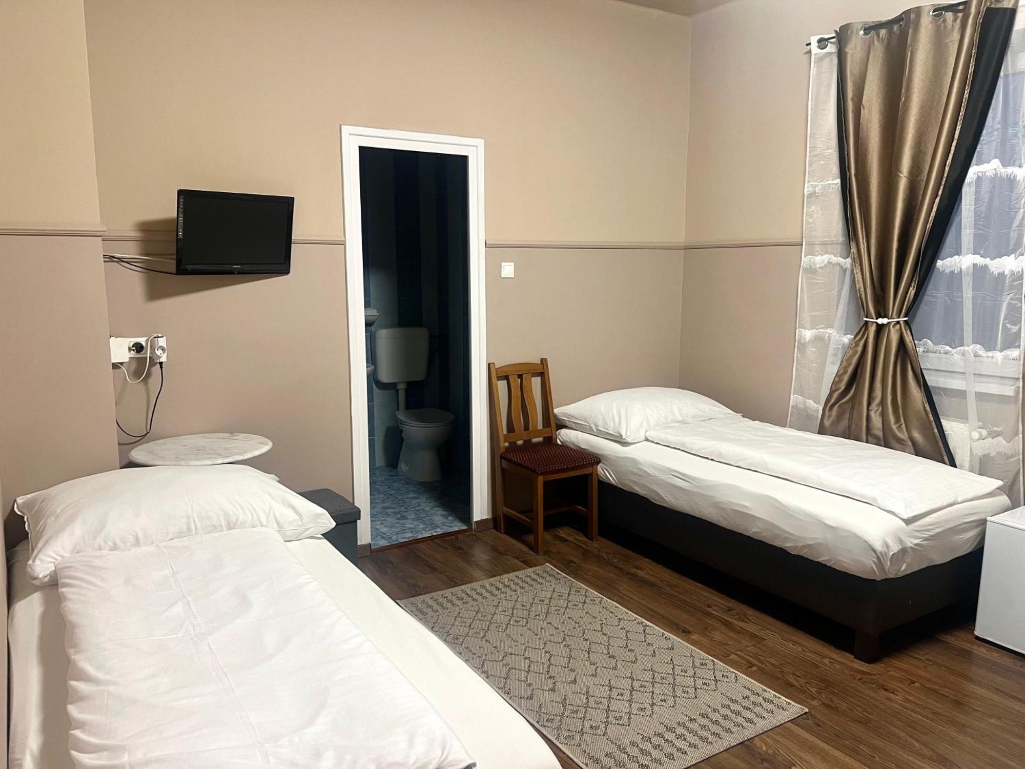 Hotel OP-ART Étterem és Panzió Monor Esterno foto