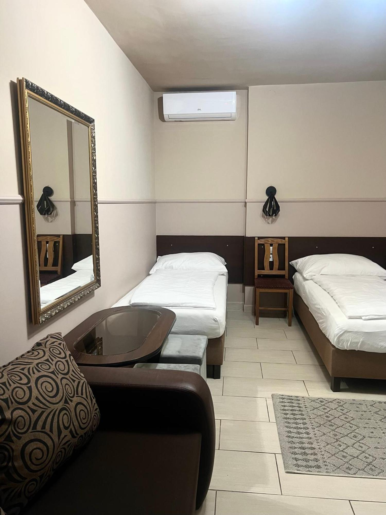 Hotel OP-ART Étterem és Panzió Monor Esterno foto