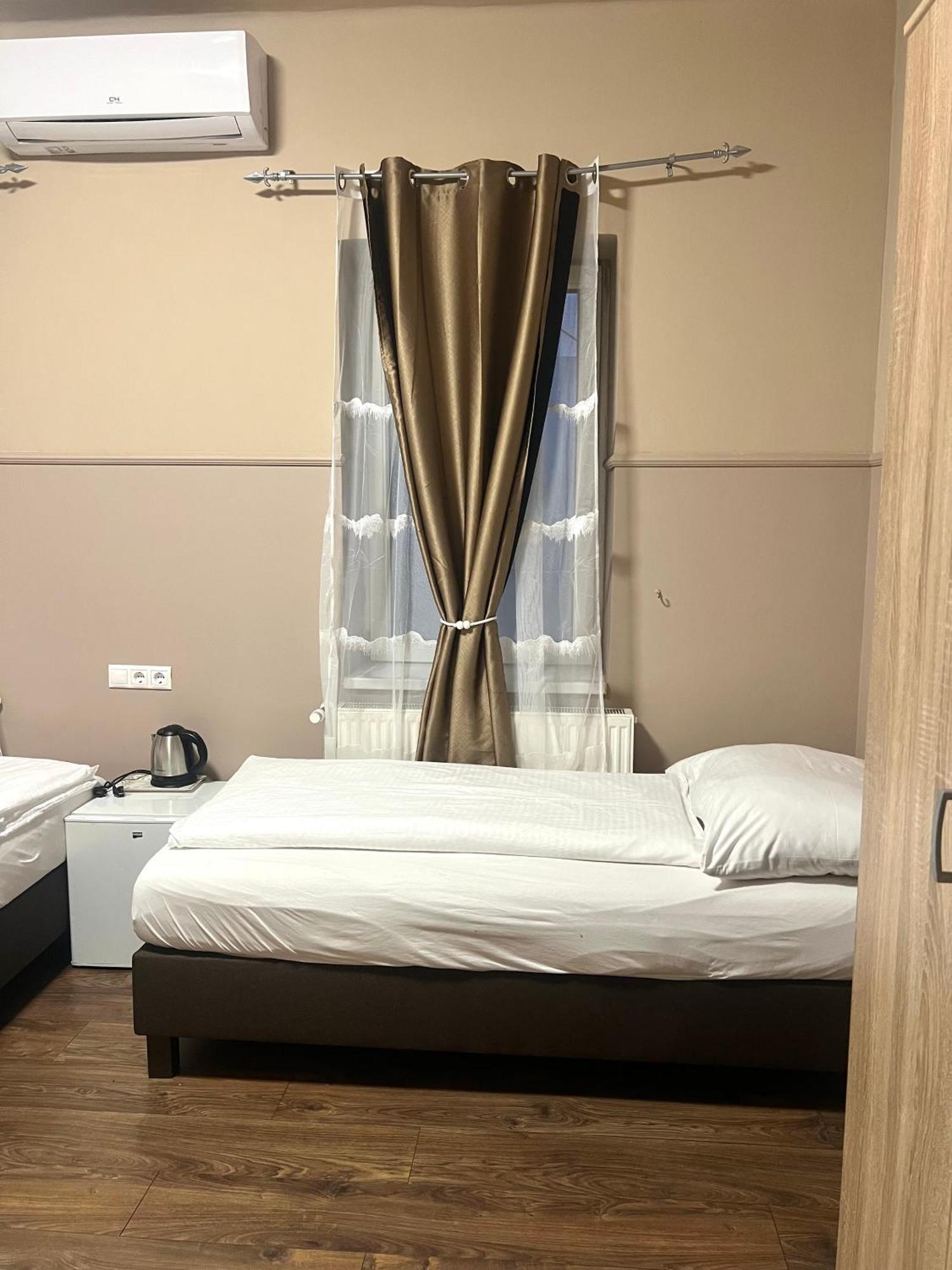 Hotel OP-ART Étterem és Panzió Monor Esterno foto